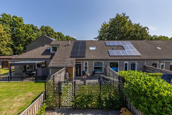 Slaapkamer en badkamer op de begane grond. Goede ligging in een gewilde woonwijk!